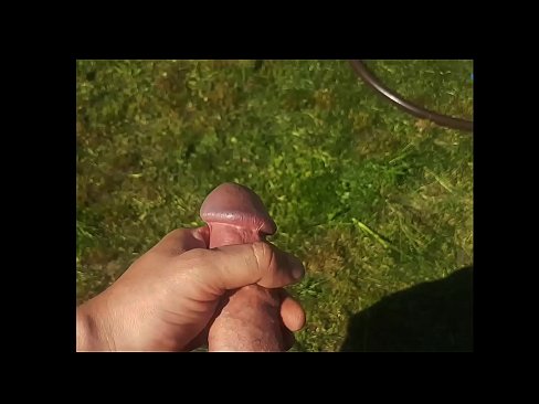 ❤️ Bidh hottie a 'faighinn a pussy pinc fucked agus cums le squirt ann an gàrradh samhraidh Porno leinn ❌️❤