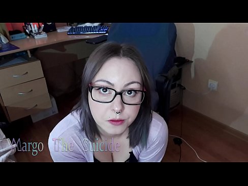 ❤️ Nighean gnèitheach le speuclairean a’ suirghe Dildo gu domhainn air a’ chamara Porno leinn ❌️❤