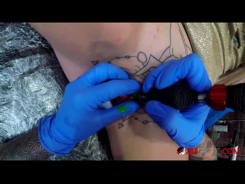 ❤️ Fìor tattooed hottie Sully Savage fhuair tattoo air a clitoris Porno  leinn  ❌️❤